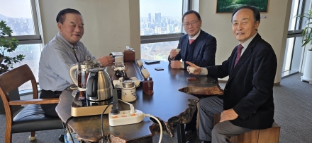 선종복 서울교육삼락회장·김경석 한국스피치웅변협회장, 정갑윤 이사장 예방